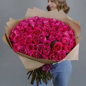AZALIANOW ЦВЕТЫ. ПОДАРКИ. ДЕКОР Букет из 101 малиновой розы 50 см в крафте, Букеты и композиции из живых цветов могут на несколько тонов отличаться от изображений. Часть цвета искажается в зависимости от настроек экрана. в Летуале