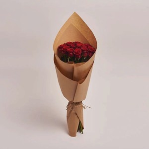 AZALIANOW ЦВЕТЫ. ПОДАРКИ. ДЕКОР Букет из 11 красных роз 40 см в крафтовой бумаге, Букеты и композиции из живых цветов могут на несколько тонов отличаться от изображений. Часть цвета искажается в зависимости от настроек экрана. в Летуале