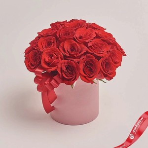 AZALIANOW ЦВЕТЫ. ПОДАРКИ. ДЕКОР Букет из 25 красных роз в розовой коробке, Букеты и композиции из живых цветов могут на несколько тонов отличаться от изображений. Часть цвета искажается в зависимости от настроек экрана. в Летуале