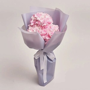 AZALIANOW ЦВЕТЫ. ПОДАРКИ. ДЕКОР Букет из 3 розовых гортензий в серой пленке, Букеты и композиции из живых цветов могут на несколько тонов отличаться от изображений. Часть цвета искажается в зависимости от настроек экрана. в Летуале