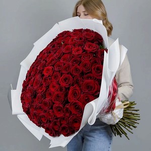 AZALIANOW ЦВЕТЫ. ПОДАРКИ. ДЕКОР Шикарный букет из 151 красной розы, Букеты и композиции из живых цветов могут на несколько тонов отличаться от изображений. Часть цвета искажается в зависимости от настроек экрана. в Летуале