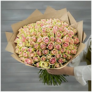 БУКЕТ МАРКЕТ ДАРИТЕ С УДОВОЛЬСТВИЕМ Букет из 101 зелено-розовой розы в крафте Кения 40 см., 1шт. в Летуале